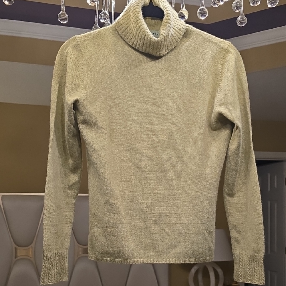 Cashmere Geneva Women's Soft Green Turtleneck Sweater - Picture 1 of 13